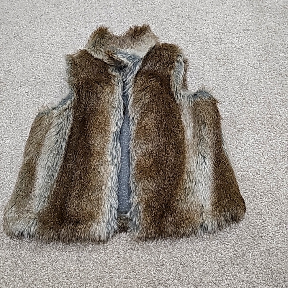 Outdoor Edition by Parkhurst faux fur vest in size small
